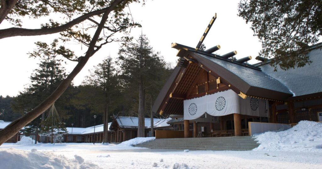 雪に包まれた北海道神宮の冬景色、美しい木造建築と静寂な雰囲気